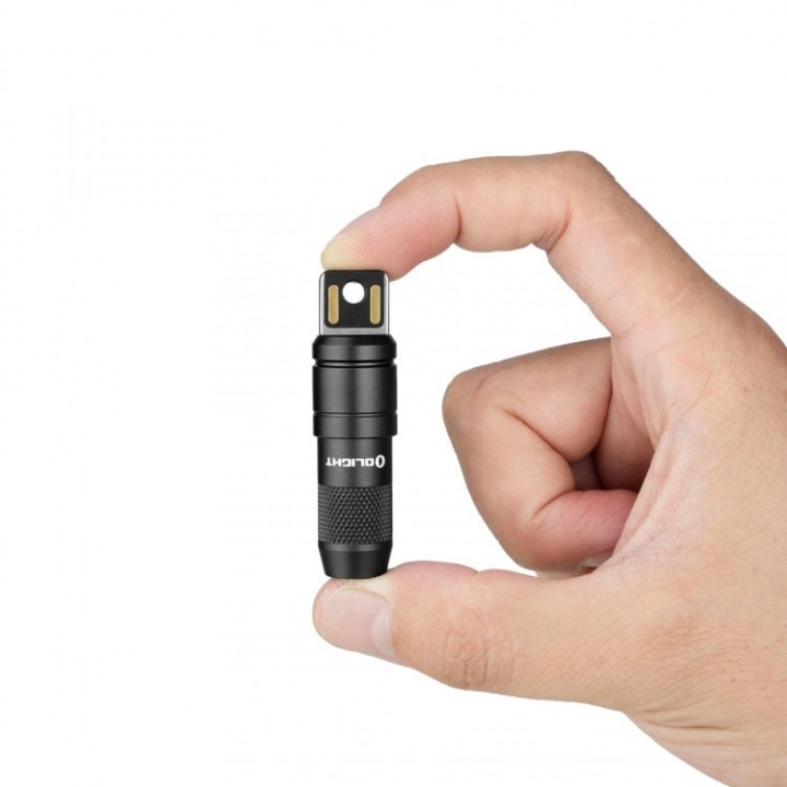 Lanternă breloc Olight iMini 2, încărcare USB-A — dimensiune în mână
