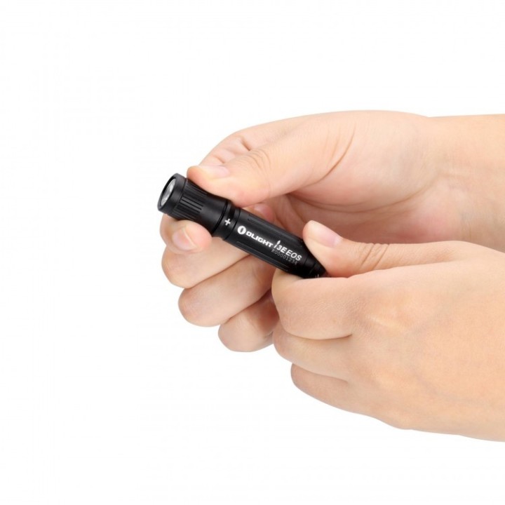 Lanternă breloc Olight i3E EOS, neagră, AAA — dimensiune în mână