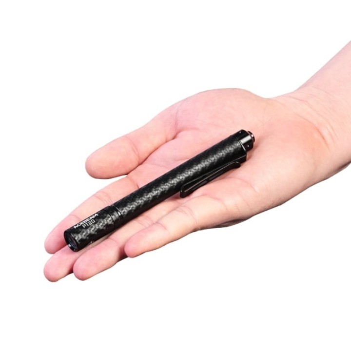 Acebeam PT20 BLACK – Varianta neagră cu finisaj carbon, în mână
